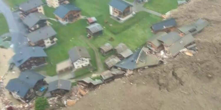 У щвейцарських Альпах шмат льодовика розчавив село (ФОТО, ВІДЕО)