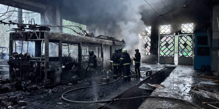 Росіяни атакували Харків дронами – двоє постраждалих, пошкоджено тролейбусне депо та житлові будинки (ФОТО)