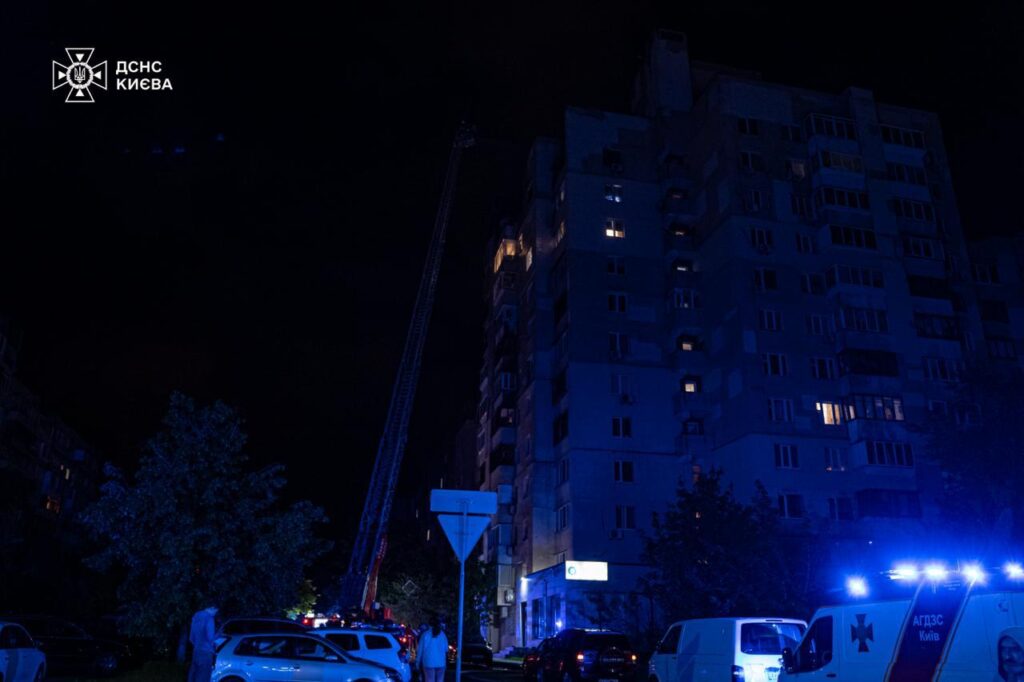 Київ пережив масовану дронову атаку - горіла багатоповерхівка, ТРЦ, авто (ФОТО, ВІДЕО) 3 Київ пережив масовану дронову атаку - горіла багатоповерхівка, ТРЦ, авто (ФОТО, ВІДЕО) 2