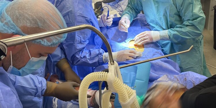 Військові лікарі провели складну 5-годинну операцію цивільному мешканцю Миколаївщини, пораненому внаслідок ракетного обстрілу (ФОТО)