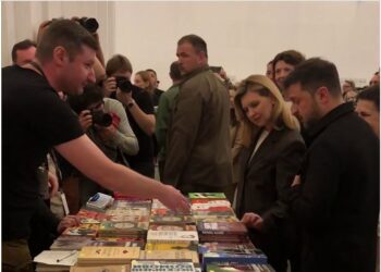 Зеленський на Арсеналі купив книгу “Убити тирана”. Продавець побажав йому її дописати (ВІДЕО)
