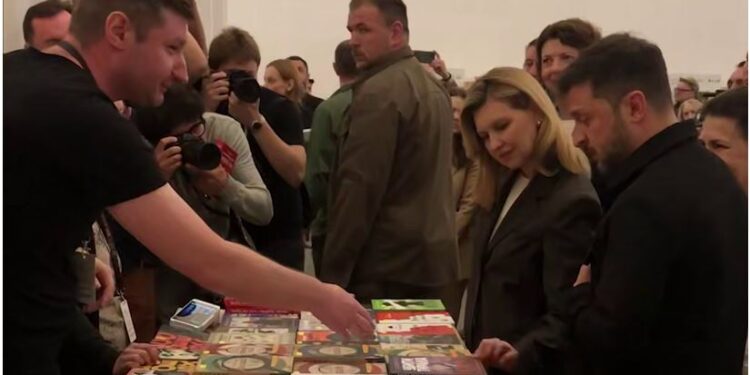 Зеленський на Арсеналі купив книгу “Убити тирана”. Продавець побажав йому її дописати (ВІДЕО)