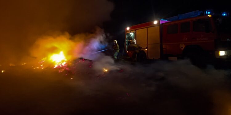 На Миколаївщині горять чагарники, сміття, очерет і суха трава