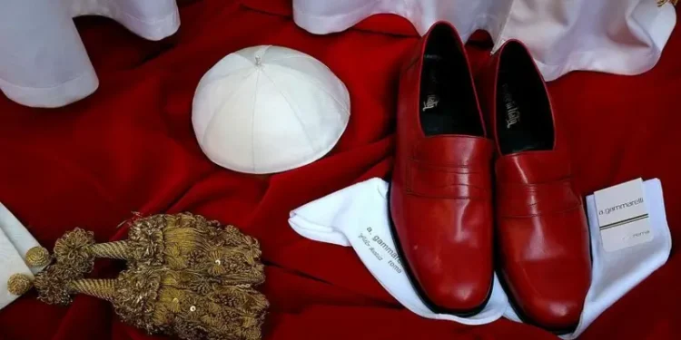 Це цікаво. Навіщо церкві Папа, а Папі – червоні черевики (ФОТО)