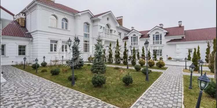 Нардепи задекларували “хатинки” по 1,5-2 тис. кв. метрів. Для чого їм стільки? (ФОТО)