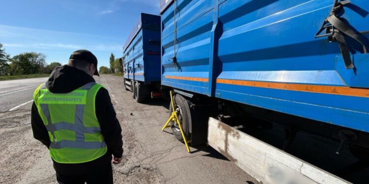 На Миколаївщині Укртрансбезпека зупинила фуру з перевантажем – штрафів «набігло» на 51 тис.грн.