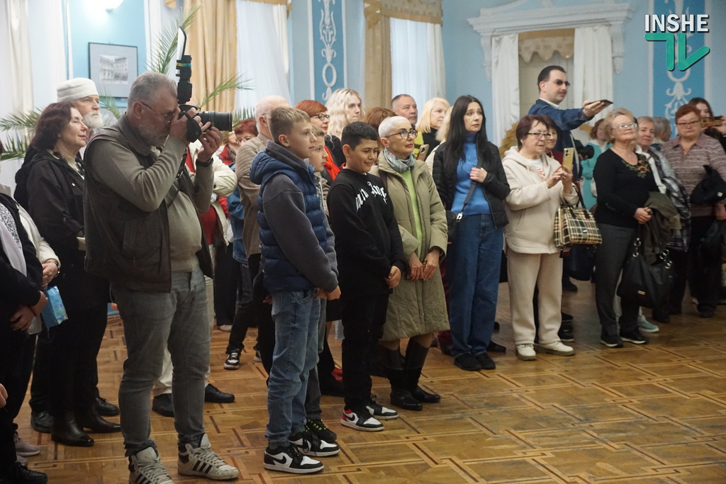 «Театр на Адміральській: минуле й сьогодення в картинах митця» - у Миколаєві відкрилась виставка Анатолія Крутікова (ФОТО) 21 «Театр на Адміральській: минуле й сьогодення в картинах митця» - у Миколаєві відкрилась виставка Анатолія Крутікова (ФОТО) 20