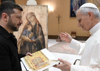 Зеленський передав Папі Римському ікону, написану на фрагменті ящика з-під снарядів (ФОТО)