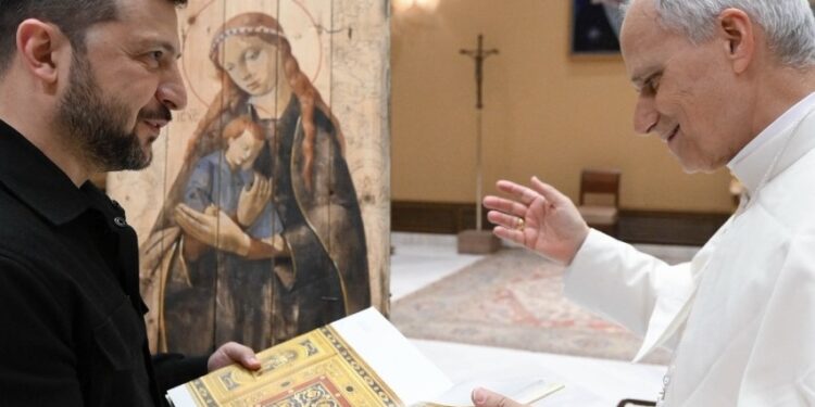 Зеленський передав Папі Римському ікону, написану на фрагменті ящика з-під снарядів (ФОТО)