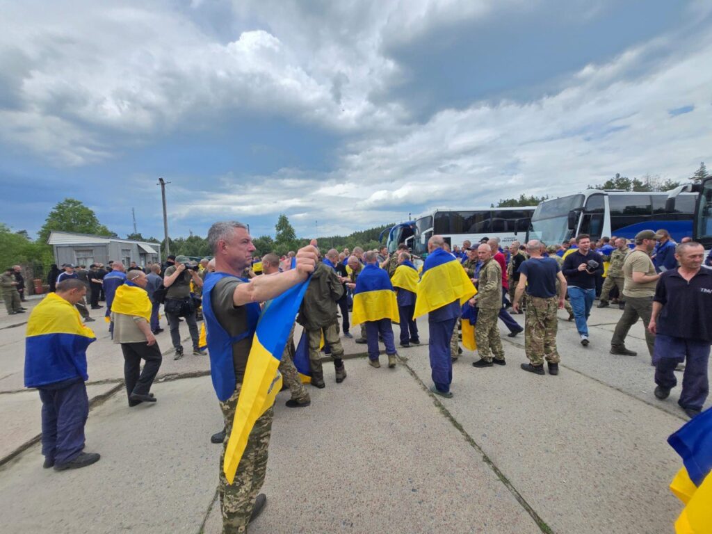 Наші вдома. Ще 307 захисників повернула Україна, зокрема – 27 захисників Маріуполя (ФОТО) 23 Наші вдома. Ще 307 захисників повернула Україна, зокрема – 27 захисників Маріуполя (ФОТО) 22