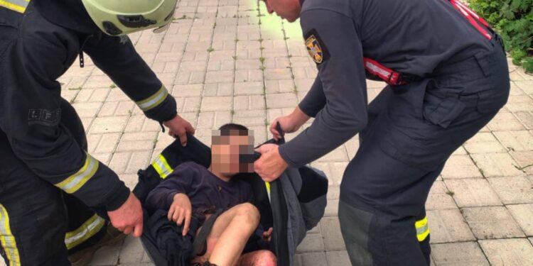 В Одесі хлопчик заліз на вагон – струмом його відкинуло під поїзд (ФОТО)