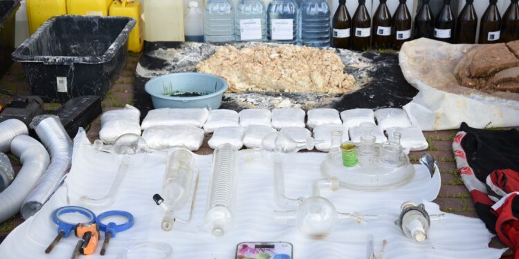 В Україні провели грандіозну спецоперацію – провело 200 обшуків, вилучили центнери наркотиків (ФОТО, ВІДЕО)