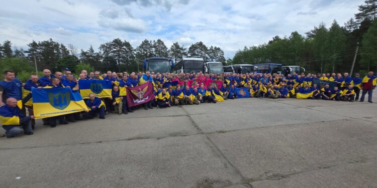 Наші вдома. Ще 307 захисників повернула Україна, зокрема – 27 захисників Маріуполя (ФОТО)