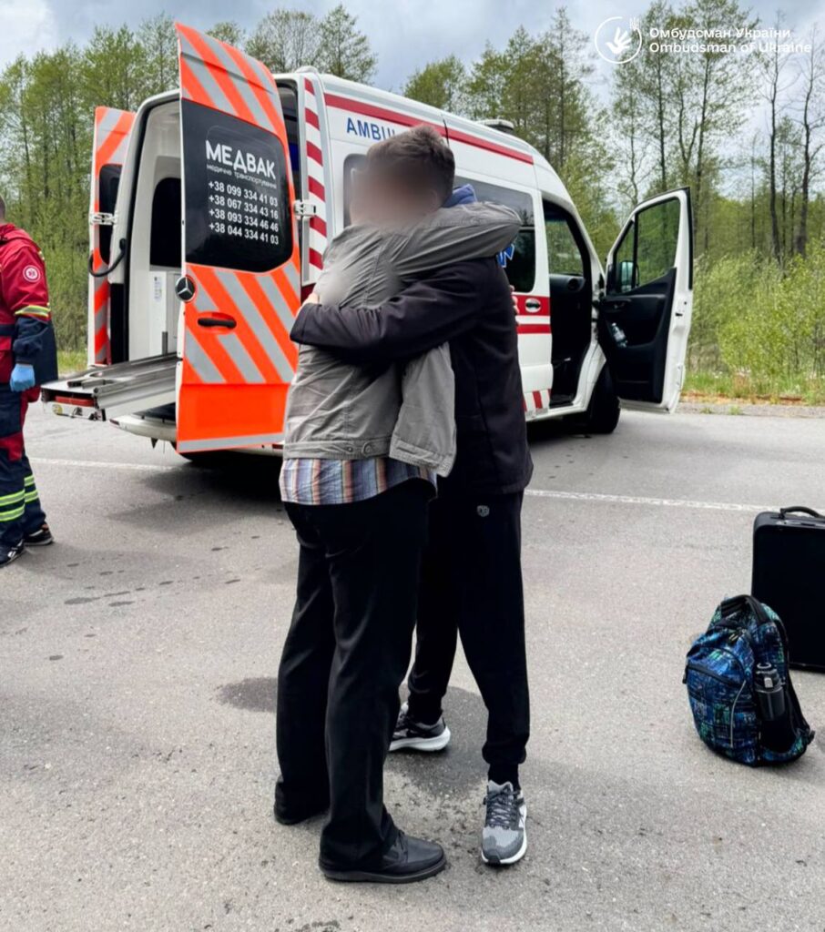Україна повернула з ТОТ підлітка - допомогла йому возз’єднатися з батьком (ФОТО) 3 Україна повернула з ТОТ підлітка - допомогла йому возз’єднатися з батьком (ФОТО) 2