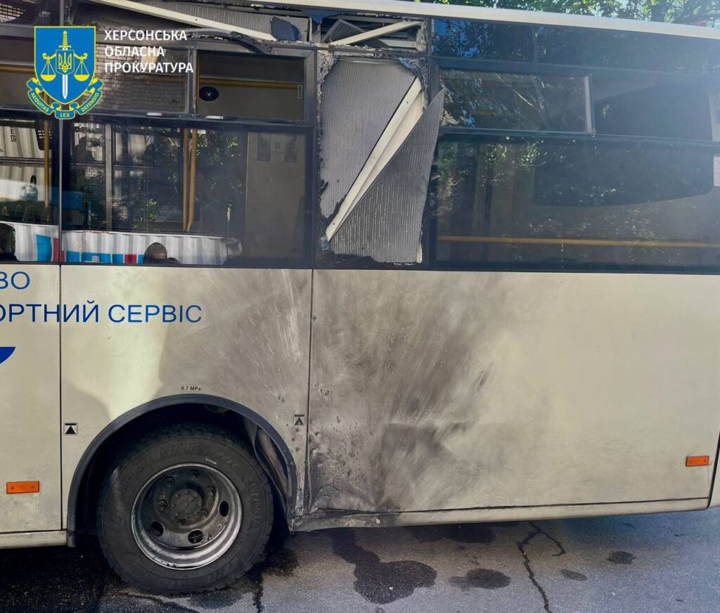 Внаслідок ранкових обстрілів Херсона дроном та артилерією - десятеро постраждалих (ФОТО) 4
