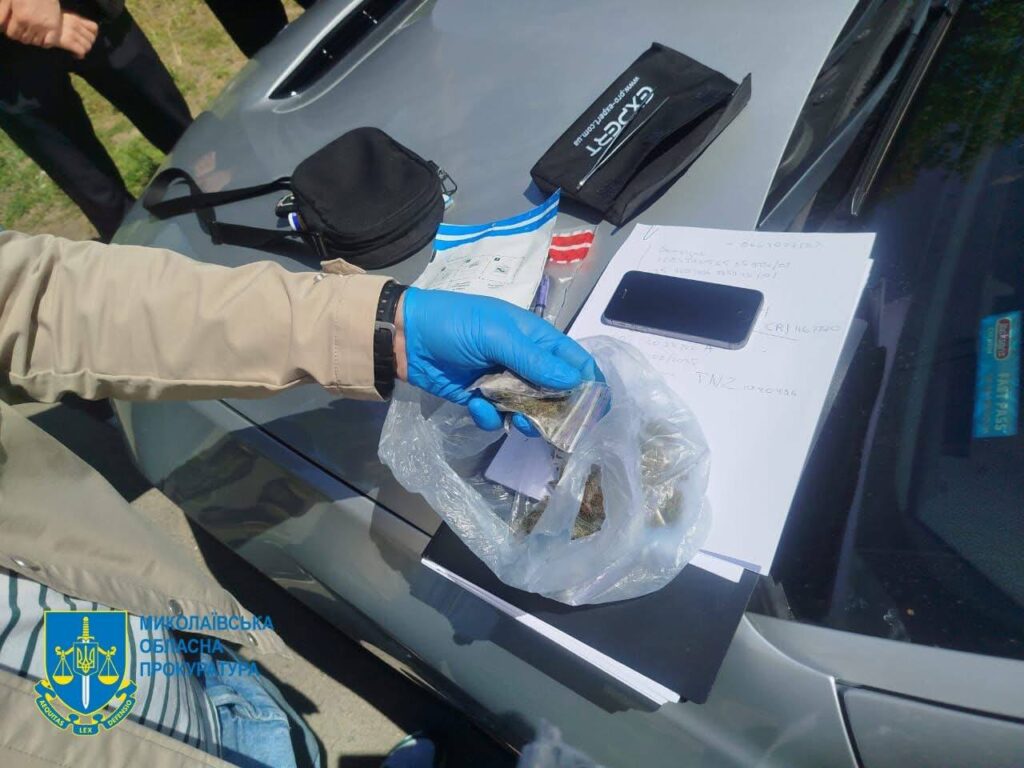 У Миколаєві затримали містянина з майже кілограмом канабісу (ФОТО) 3 У Миколаєві затримали містянина з майже кілограмом канабісу (ФОТО) 2