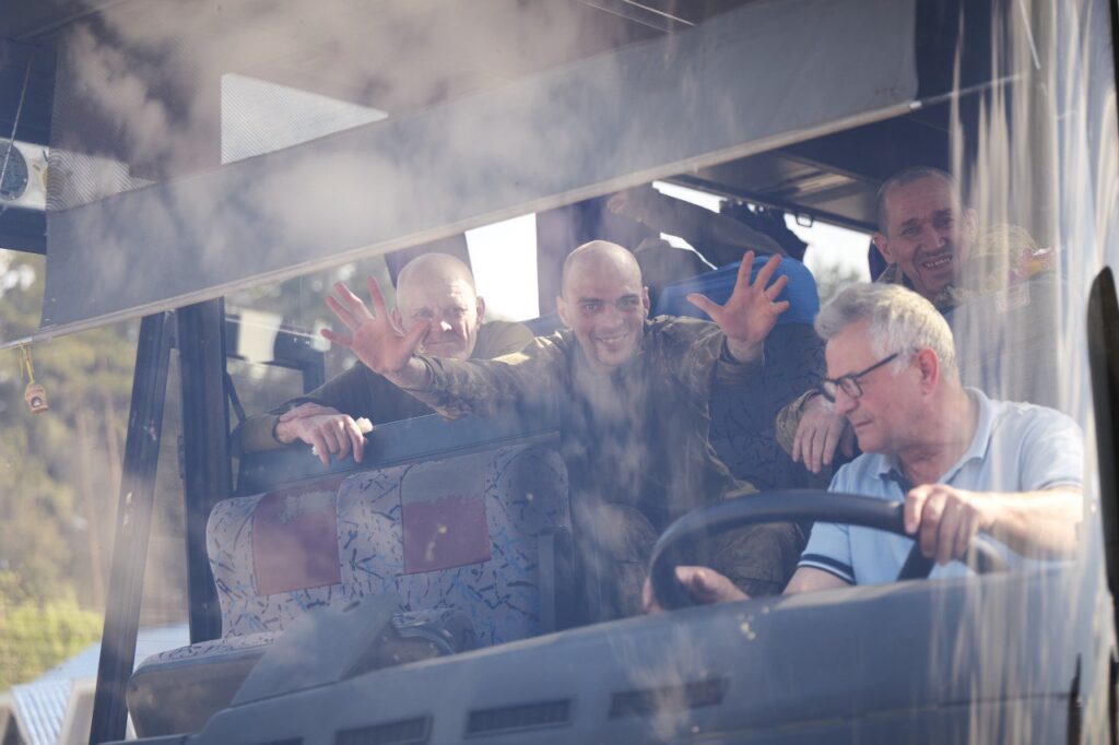 Наші вдома. Сьогодні Україна повернула 390 людей, на вихідних очікуємо ще (ФОТО) 3