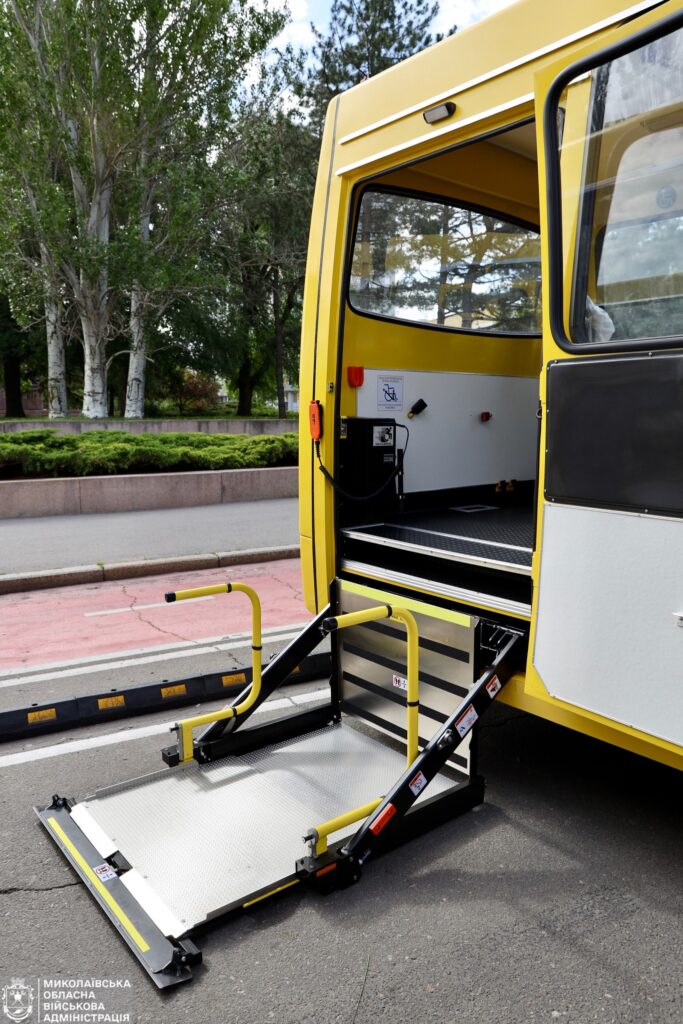 Громадам Миколаївщини передали 6 спеціалізованих шкільних автобусів для дітей з обмеженою мобільністю (ФОТО) 5 Громадам Миколаївщини передали 6 спеціалізованих шкільних автобусів для дітей з обмеженою мобільністю (ФОТО) 4