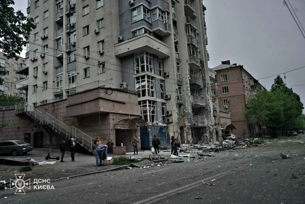 На Київщині внаслідок нічної атаки загинуло 3 людини (ФОТО) 17 На Київщині внаслідок нічної атаки загинуло 3 людини (ФОТО) 16