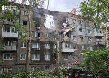 Внаслідок масованої дронової атаки на Миколаїв зруйнована частина багатоповерхівки, є загиблий і поранені (ФОТО)