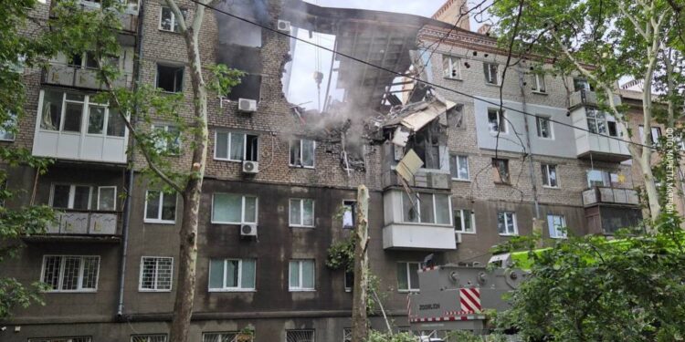 Внаслідок масованої дронової атаки на Миколаїв зруйнована частина багатоповерхівки, є загиблий і поранені (ФОТО)