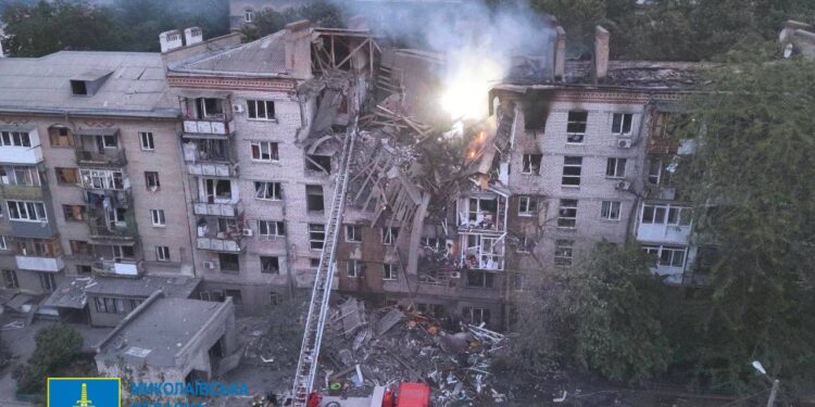 Правоохоронці фіксують наслідки дронової атаки на Миколаїв (ФОТО)