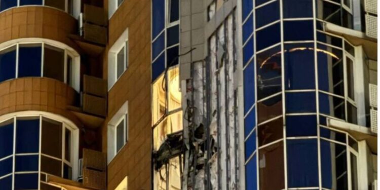 У Петербурзі горить завод, в Москві внаслідок дронової атаки пошкоджено будинок (ФОТО, ВІДЕО)