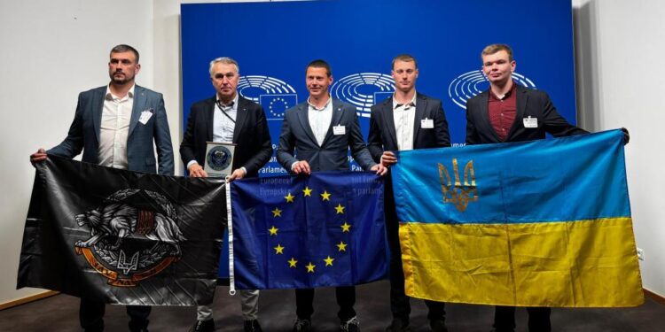 Звільнені з полону оборонці Маріуполя розповіли у Брюсселі про звірства росіян (ФОТО)