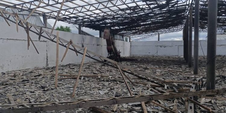 Росіяни вдарили балістикою по фермерському господарству на Миколаївщині – одна людина загинула, троє поранені (ФОТО)