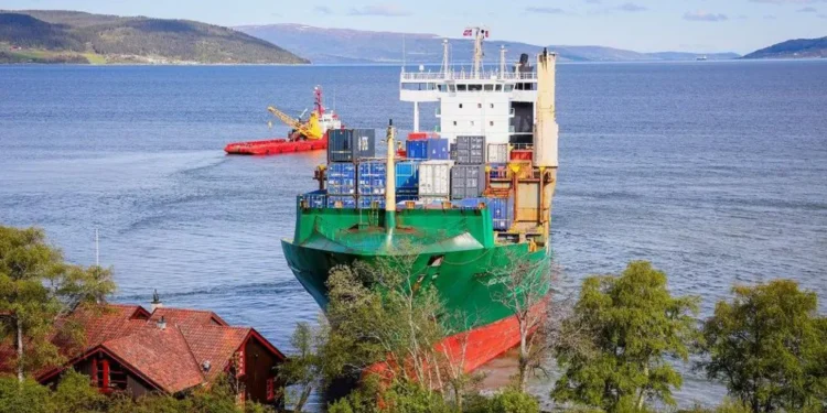 У Норвегії контейнеровоз врізався в берег і дивом зупинився в метрах від будинку (ФОТО, ВІДЕО)