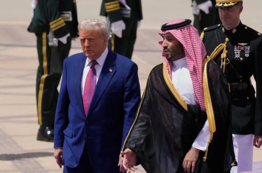 Трамп прибув до Саудівської Аравії сам, без Меланії (ФОТО, ВІДЕО) 3 Трамп прибув до Саудівської Аравії сам, без Меланії (ФОТО, ВІДЕО) 2