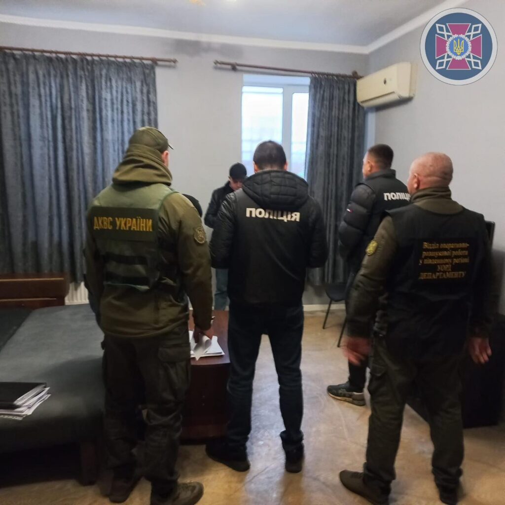 У колонії на Миколаївщині викрили трьох засуджених, які примушували інших ув’язнених не давати показання проти членів злочинних угрупувань (ФОТО) 5 У колонії на Миколаївщині викрили трьох засуджених, які примушували інших ув’язнених не давати показання проти членів злочинних угрупувань (ФОТО) 4