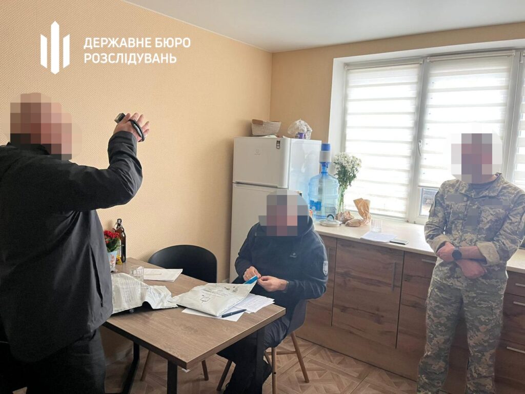 Голову ВЛК у Держприкордонслужбі затримали на хабарі (ФОТО, ВІДЕО) 7 Голову ВЛК у Держприкордонслужбі затримали на хабарі (ФОТО, ВІДЕО) 6
