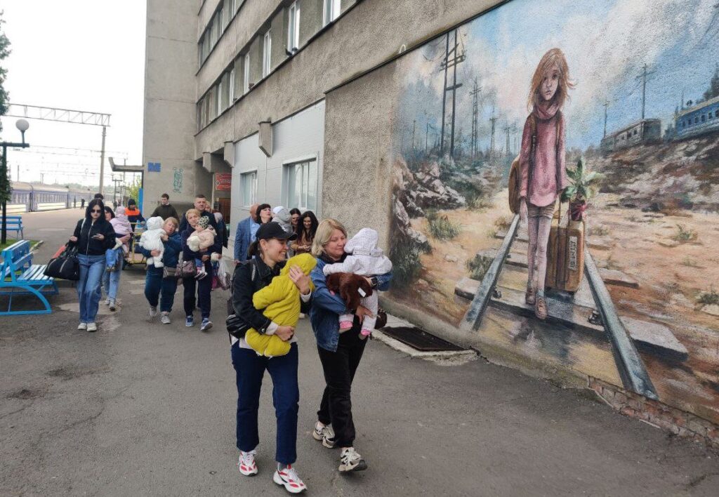 Рівненщина прийняла 8 евакуйованих дітей-сиріт з Миколаєва (ФОТО) 5 Рівненщина прийняла 8 евакуйованих дітей-сиріт з Миколаєва (ФОТО) 4