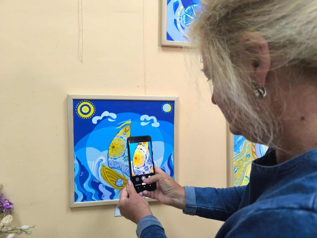Хустки, ляльки-мотанки та картини – у Миколаєві відкрилась виставка Світлани Бойкової-Калюжної (ФОТО) 5 Хустки, ляльки-мотанки та картини – у Миколаєві відкрилась виставка Світлани Бойкової-Калюжної (ФОТО) 4
