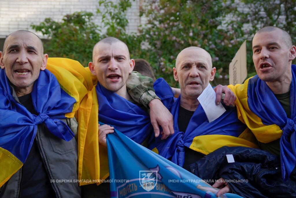 Серед звільнених сьогодні з російського полону – 52 миколаївських морпіха (ФОТО) 5