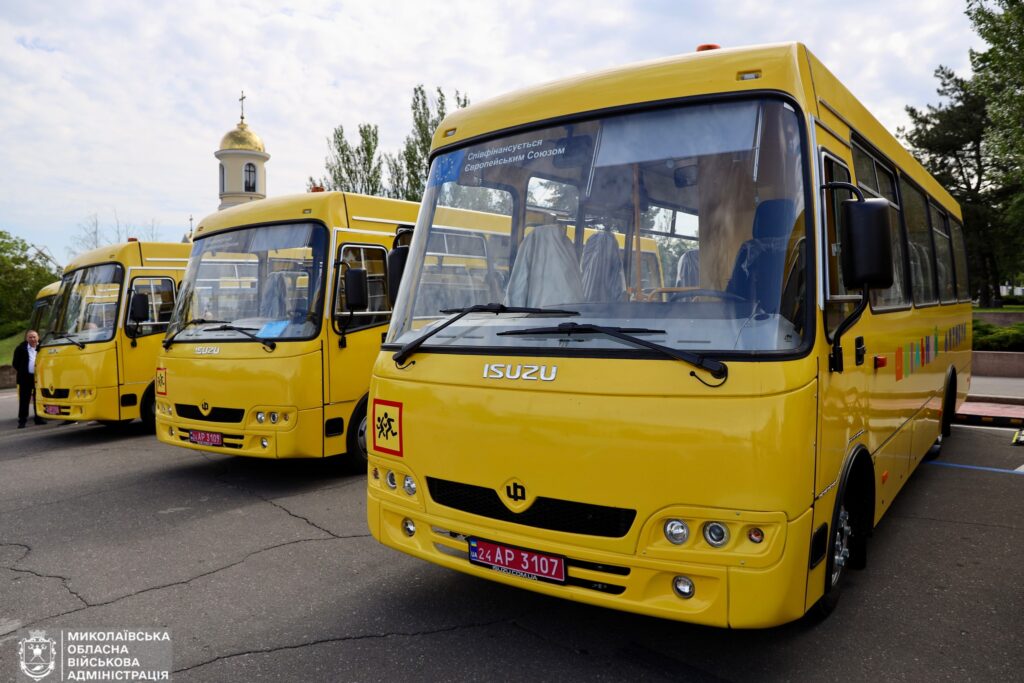 Громадам Миколаївщини передали 6 спеціалізованих шкільних автобусів для дітей з обмеженою мобільністю (ФОТО) 3 Громадам Миколаївщини передали 6 спеціалізованих шкільних автобусів для дітей з обмеженою мобільністю (ФОТО) 2
