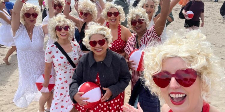 В Ірландії 200 двійників Мерилін Монро зібрались на пляжі – з благородною метою (ФОТО)