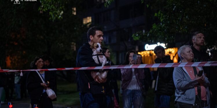 Київ пережив масовану дронову атаку – горіла багатоповерхівка, ТРЦ, авто (ФОТО, ВІДЕО)