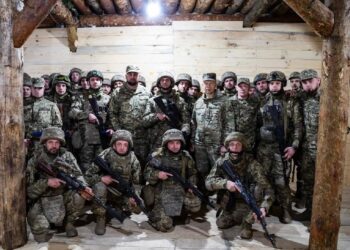 «Ця операція досягла більшості поставлених цілей» – Сирський нагородив воїнів за участь у Курській операції (ФОТО)