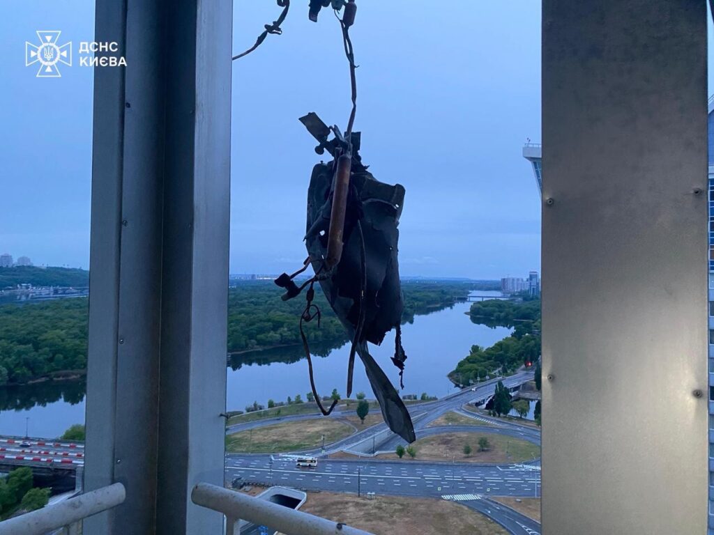 У Києві внаслідок нічної атаки 2 загиблих (ФОТО) 7 У Києві внаслідок нічної атаки 2 загиблих (ФОТО) 6