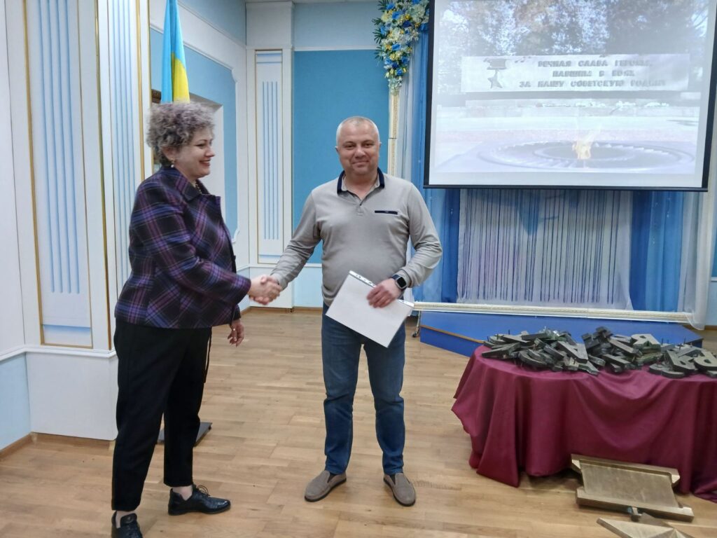 Миколаївському краєзнавчому музею передали літери та зірку з меморіалу героїв-ольшанців, який зараз реконструюється (ФОТО) 5 Миколаївському краєзнавчому музею передали літери та зірку з меморіалу героїв-ольшанців, який зараз реконструюється (ФОТО) 4