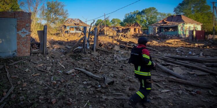 Путінське «перемир’я». Житловий сектор Сумщини атакований КАБами – одна людина загинула, ще одну врятували з-під завалів (ФОТО, ВІДЕО)
