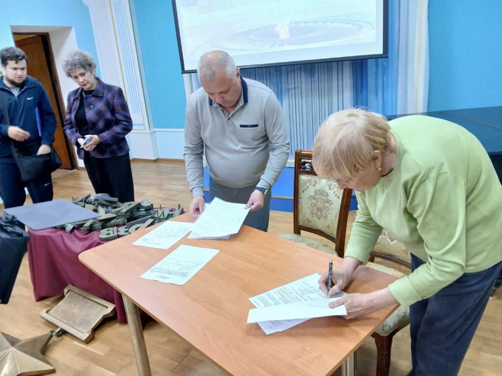 Миколаївському краєзнавчому музею передали літери та зірку з меморіалу героїв-ольшанців, який зараз реконструюється (ФОТО) 7 Миколаївському краєзнавчому музею передали літери та зірку з меморіалу героїв-ольшанців, який зараз реконструюється (ФОТО) 6