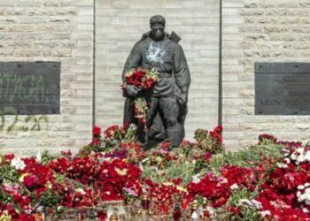 Пам’ятник Бронзовому солдату в Таллінні обмалювали фарбою – більшість надписів вже змито (ФОТО)