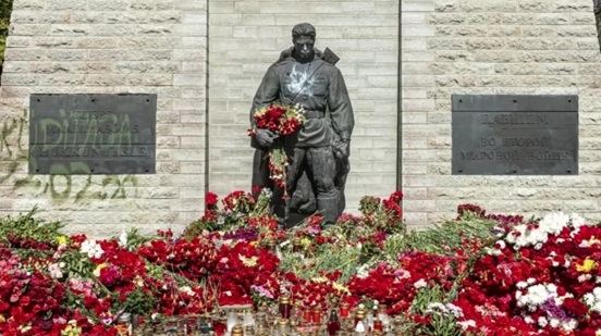 Пам’ятник Бронзовому солдату в Таллінні обмалювали фарбою – більшість надписів вже змито (ФОТО)