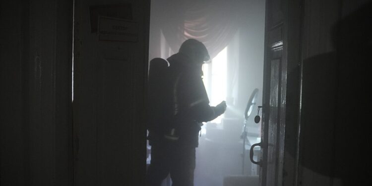 У Миколаєві гасили пожежу, яку спричинив комп’ютер (ФОТО)