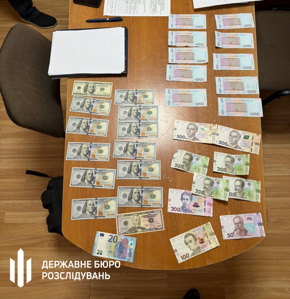 Голову ВЛК у Держприкордонслужбі затримали на хабарі (ФОТО, ВІДЕО) 9 Голову ВЛК у Держприкордонслужбі затримали на хабарі (ФОТО, ВІДЕО) 8