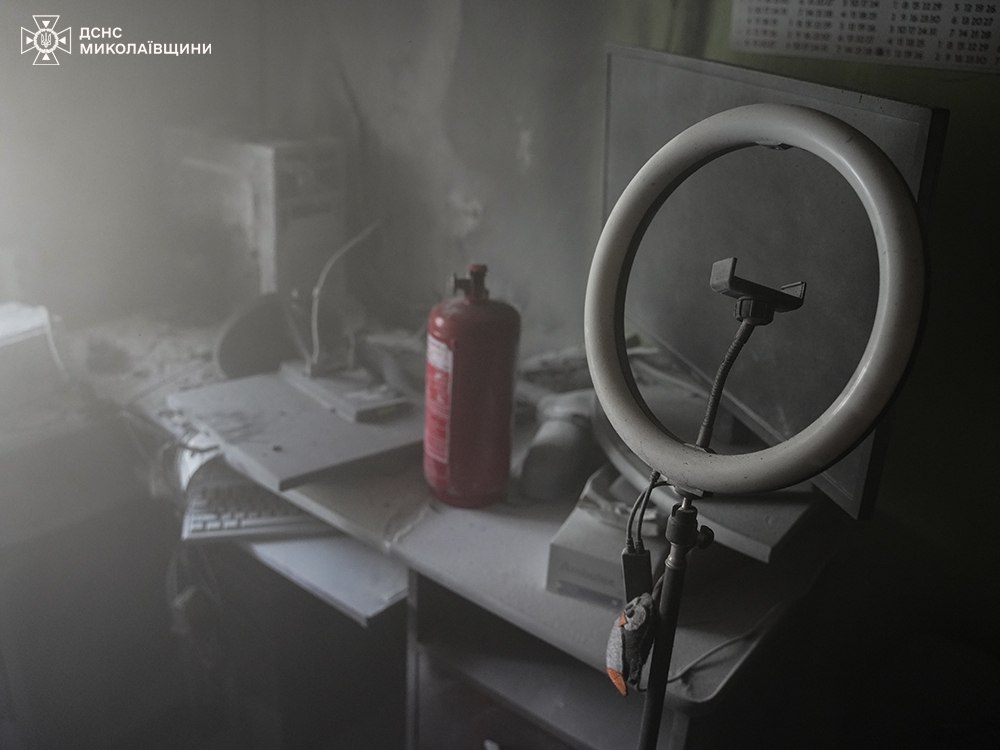 У Миколаєві гасили пожежу, яку спричинив комп’ютер (ФОТО) 9 У Миколаєві гасили пожежу, яку спричинив комп’ютер (ФОТО) 8