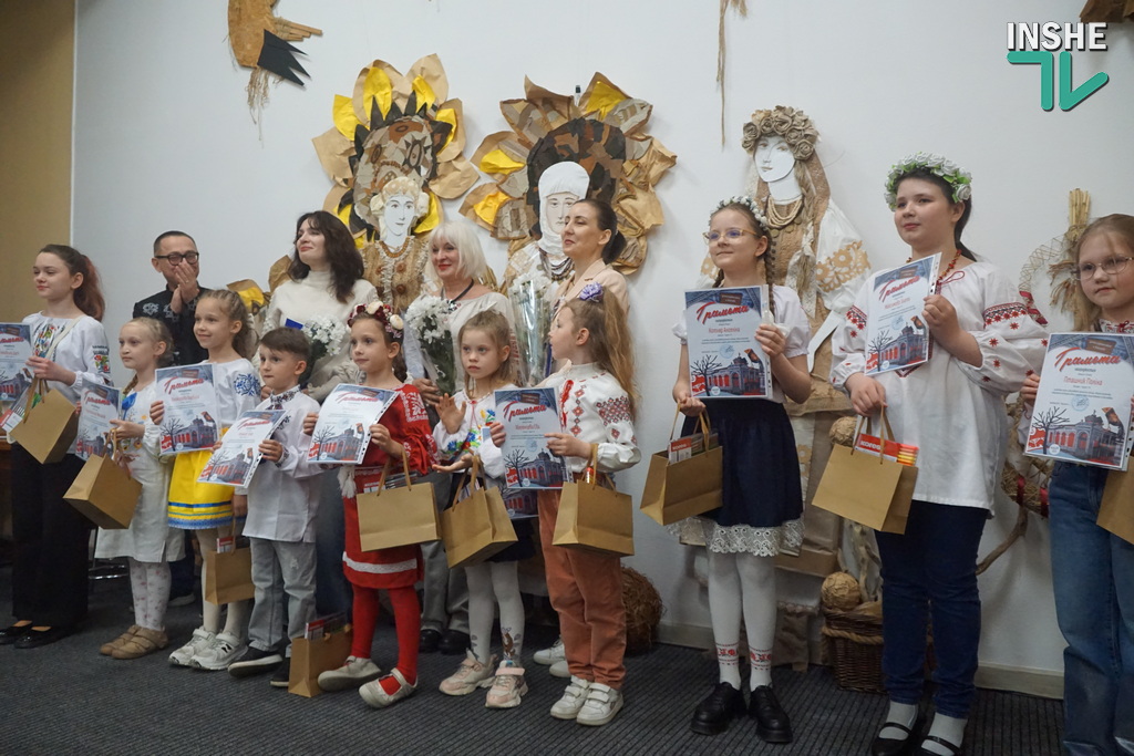 «Артпроєкти і етнодизайн ДХШ» - недитяча виставка творів учнів дитячої художньої школи Миколаєва (ФОТО) 7 «Артпроєкти і етнодизайн ДХШ» - недитяча виставка творів учнів дитячої художньої школи Миколаєва (ФОТО) 6